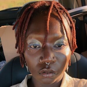 Meet your Posher, Akoma